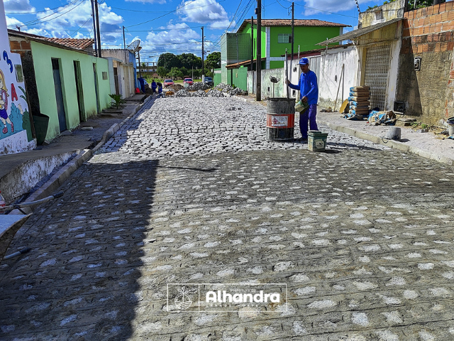 Prefeitura de Alhandra realiza calçamento em Mata Redonda; mais uma rua que fica próximo ao Estádio Municipal na localidade