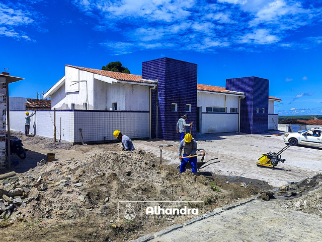 UBS Salgadinho, em Alhandra, tem 90% da construção concluída; equipe realiza finalização e acabamentos na área externa 

