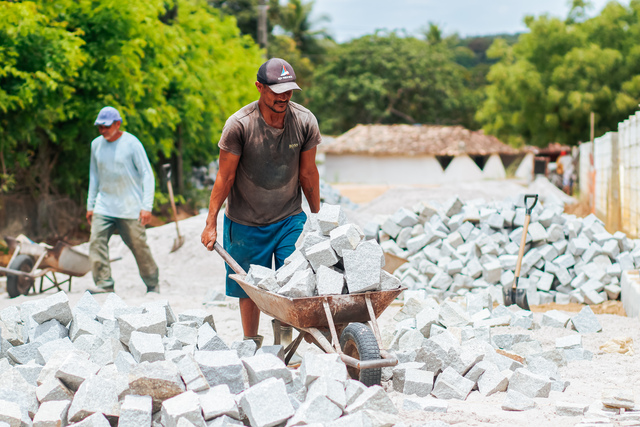 Pavimentação do acesso à comunidade de Subaúma avança em direção à PB-034, em mais uma ação da Prefeitura de Alhandra 