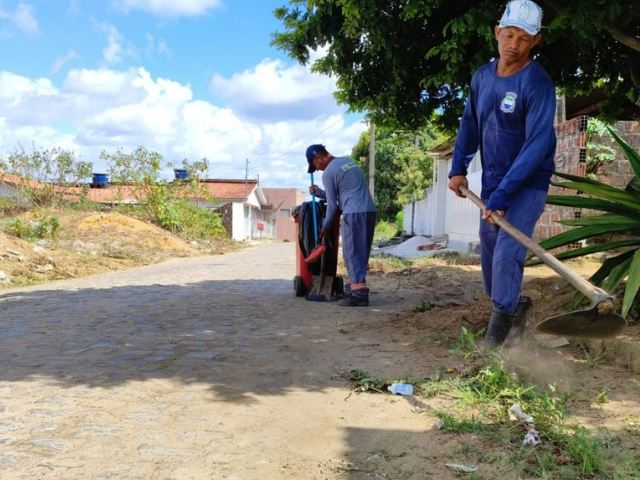 Prefeitura de Alhandra realiza capinagem e limpeza de ruas no Centro Alhandra 
