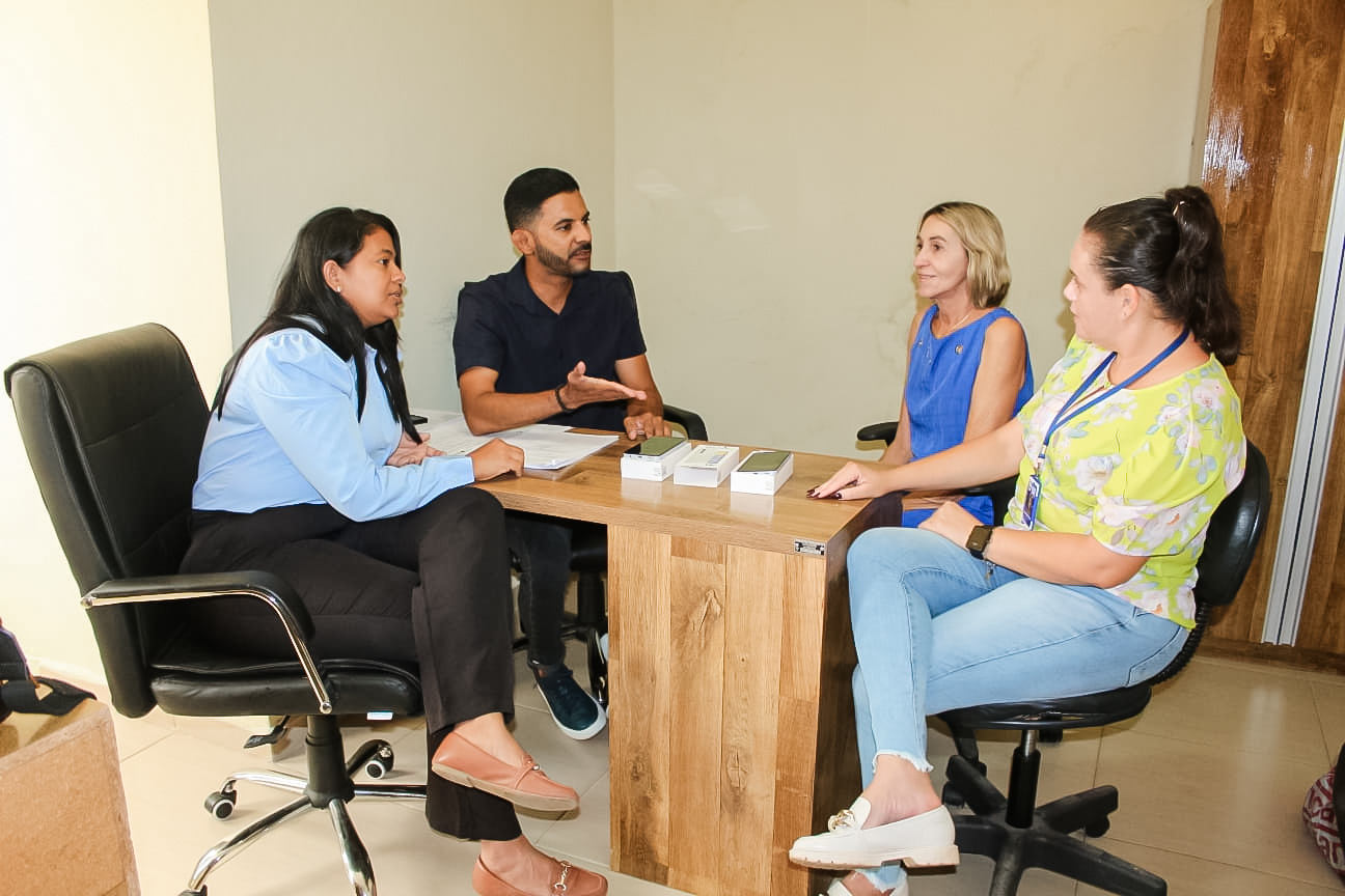 Prefeitura de Alhandra entrega novos celulares para CREAS e Conselho Tutelar