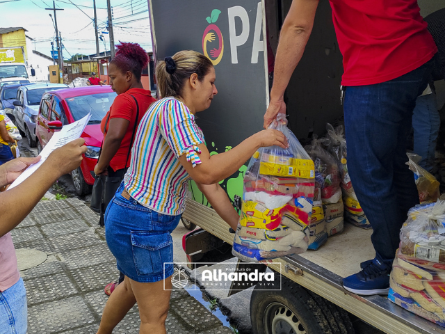 Prefeitura de Alhandra distribui cestas básicas a famílias assistidas pelo CRAS, na cidade de Alhandra
