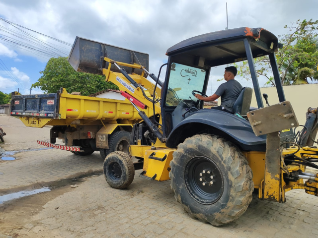 Prefeitura de Alhandra realiza limpeza no Bairro Caixa D’água com remoção de entulhos