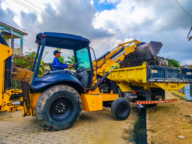 Prefeitura de Alhandra realiza mutirão de limpeza em ruas do município
