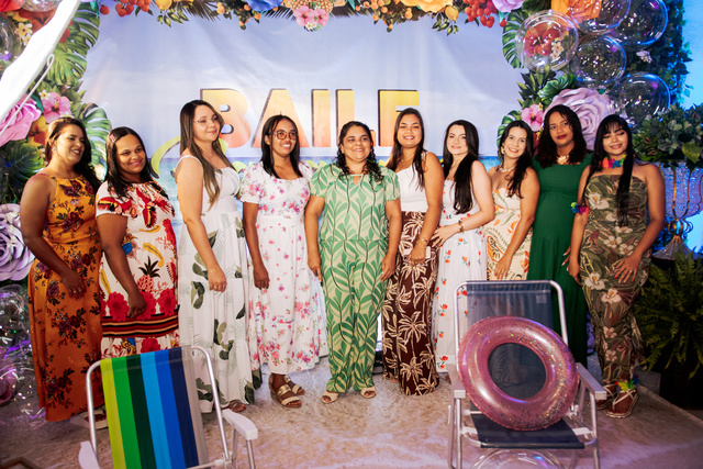 Em clima havaiano, professores da rede municipal de Alhandra são homenageados em grande festa promovida pela Prefeitura 