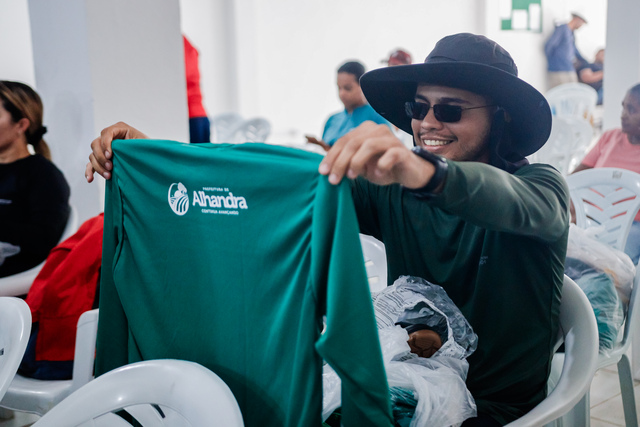 Prefeitura de Alhandra entrega novos fardamentos e EPIs para profissionais da limpeza