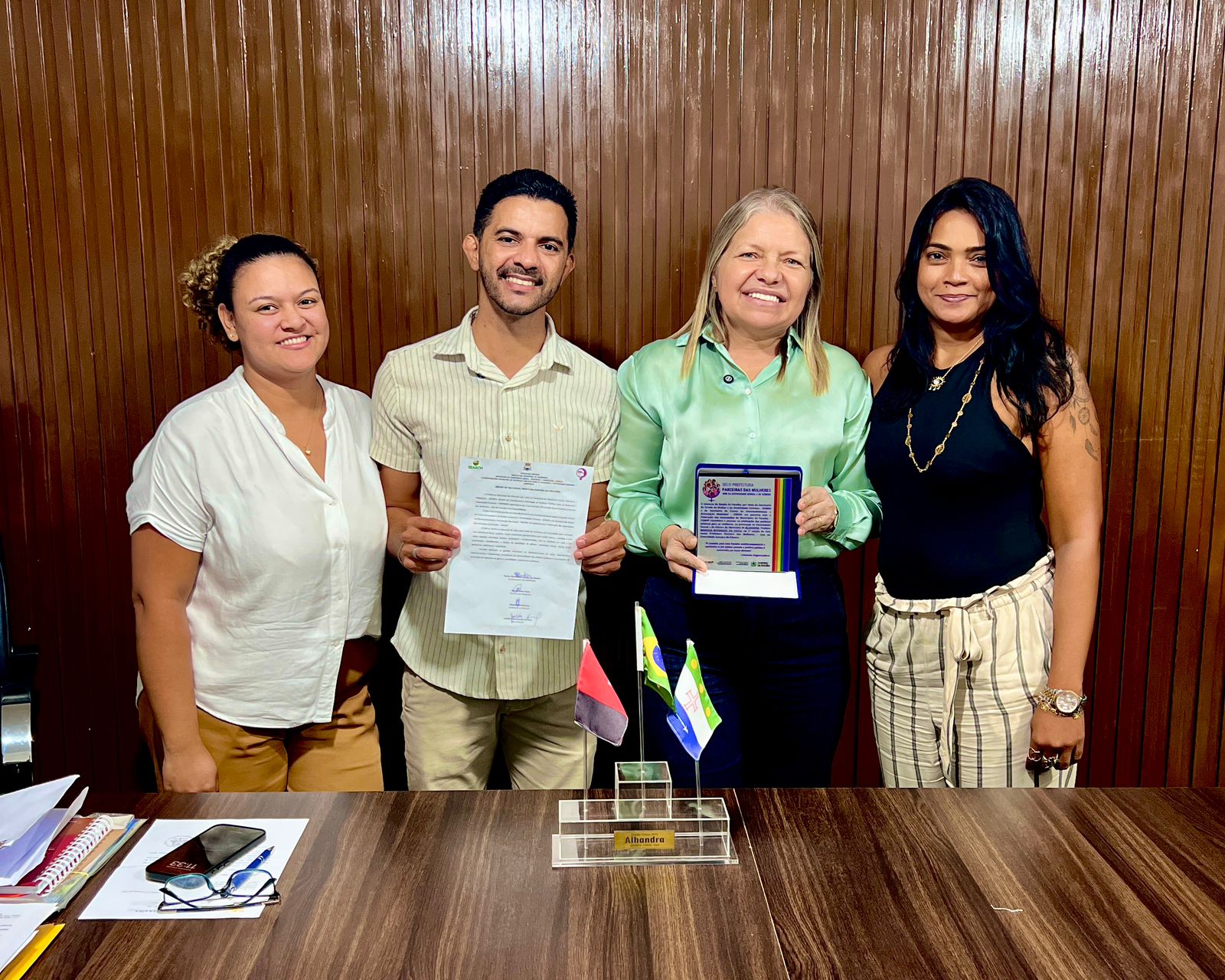 Alhandra reafirma compromisso com os direitos da mulher e adere à edição 2025 do Selo Social Prefeitura Parceira das Mulheres