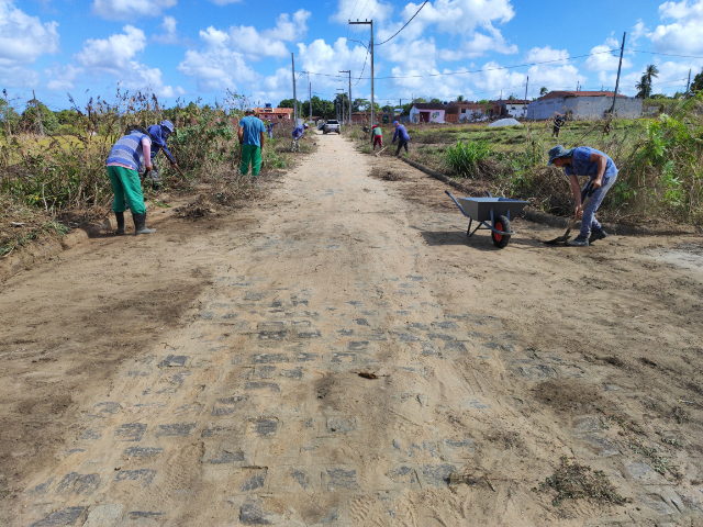 Prefeitura de Alhandra realiza serviços de limpeza e capinagem em Mata Redonda