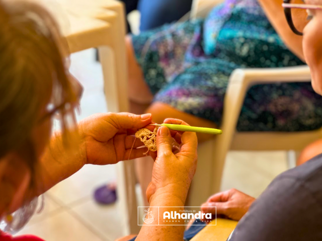 CRAS, em Alhandra, oferece oficina de artesanato para mulheres que aprendem a produzir o artesanato fuxico 