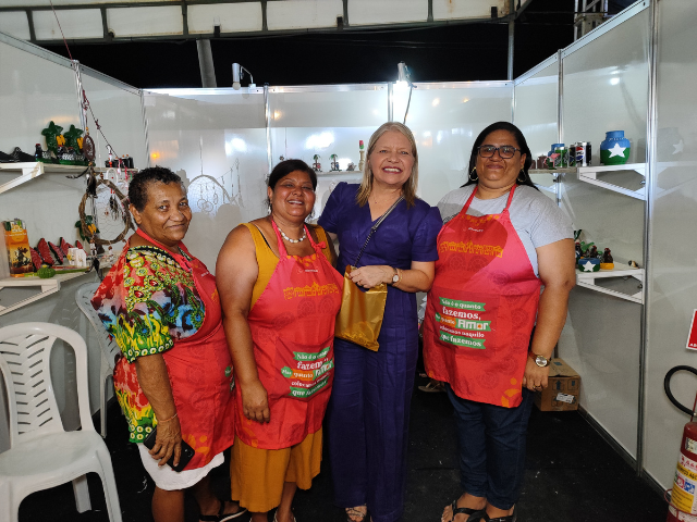 Artesãs de Alhandra participam do Festival da Lagosta, em Pitimbú, com apoio da Secretaria de Cultura de Alhandra