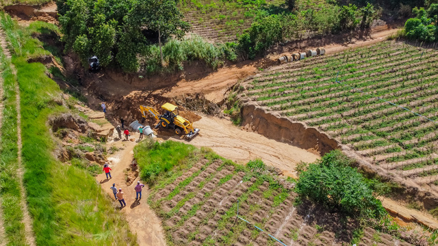 Recuperação de estrada vicinal no Sítio Mucatu reforça compromisso da Prefeitura com o desenvolvimento rural