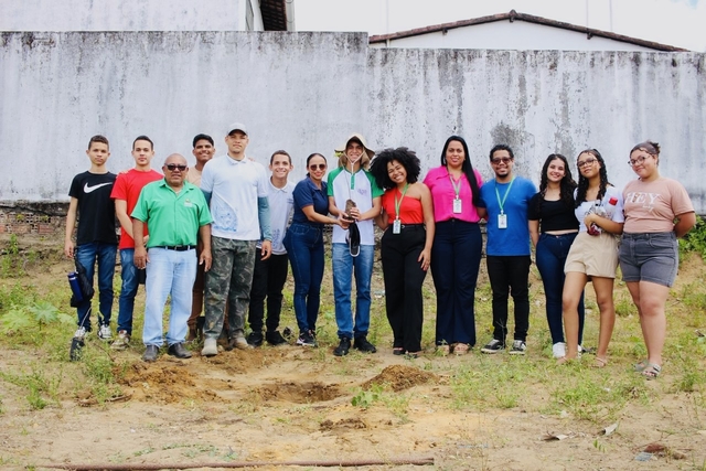 Secretaria de Meio Ambiente de Alhandra e alunos da Escola Renato Ribeiro Coutinho realizam plantio de mudas de árvores 