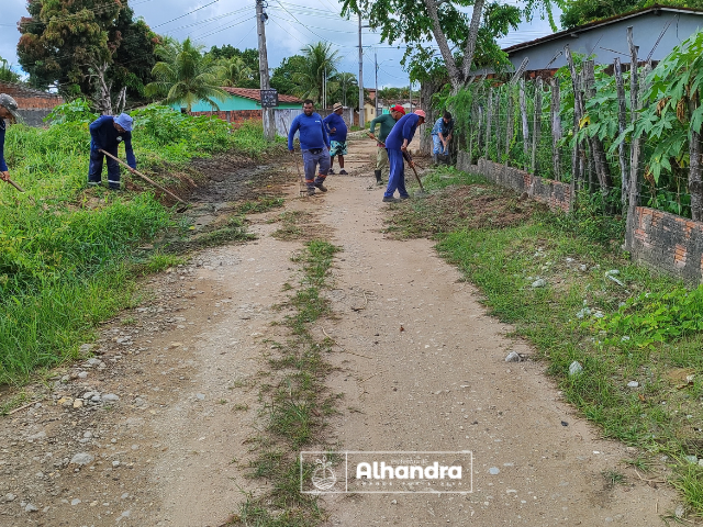 Prefeitura de Alhandra realiza serviços de capinagem na rua Silvino Bezerra, em Mata Redonda 