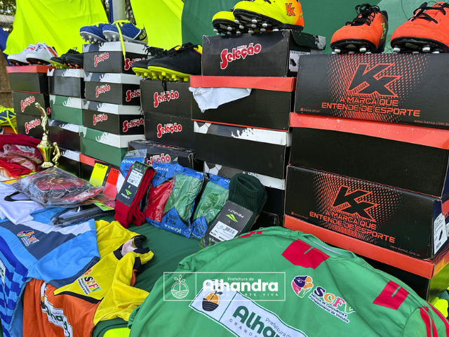 Grupo de Crianças assistidas pelo SCFV recebe material esportivo da Prefeitura de Alhandra

