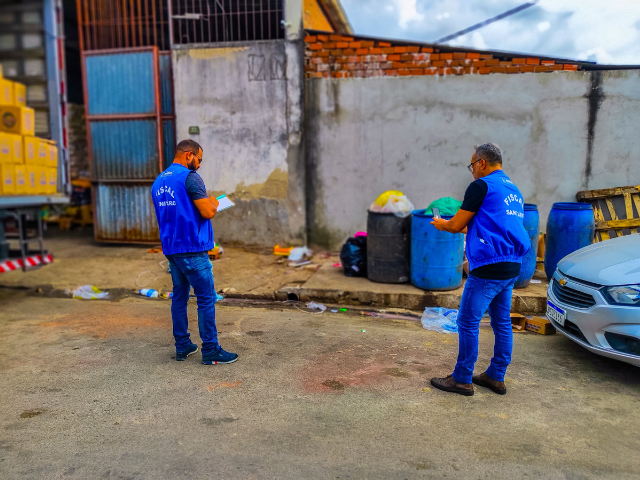 Vigilância Sanitária Municipal notifica estabelecimento comercial em Alhandra por descarte irregular de dejetos