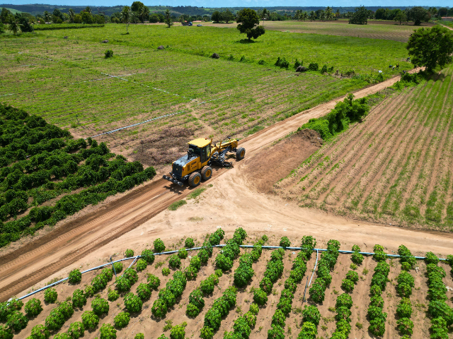Prefeitura de Alhandra recupera estradas rurais e beneficia agricultores, estudantes e serviços essenciais