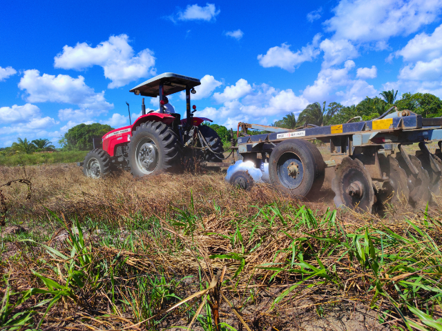 Programa Horas de Trator, da Prefeitura de Alhandra, contribui para a agricultura familiar com cortes de terra para o plantio