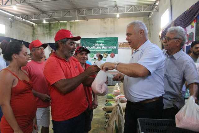 AGRICULTORES DE ALHANDRA RECEBEM SEMENTES DE QUALIDADE PARA FORTALECER A PRODUÇÃO RURAL!