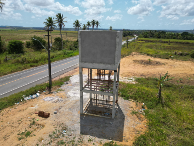 Prefeitura de Alhandra avança na construção de plataformas de caixas d'água na zona rural
