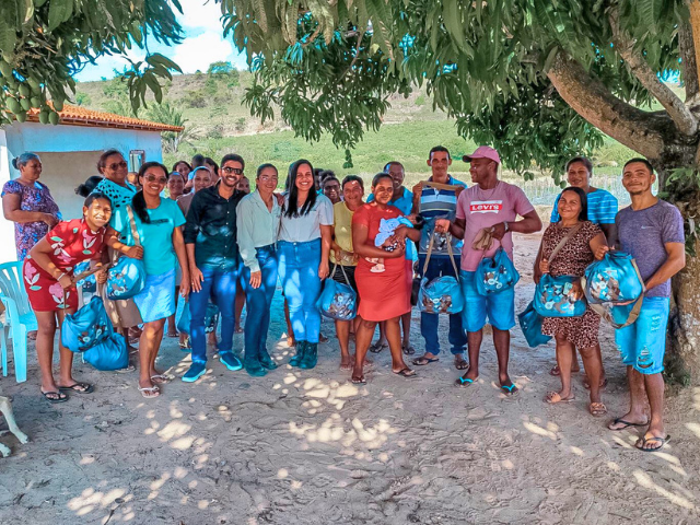 Prefeitura de Alhandra e CSN Cimentos distribuem kits natalinos para a comunidade do Sítio Jangada
