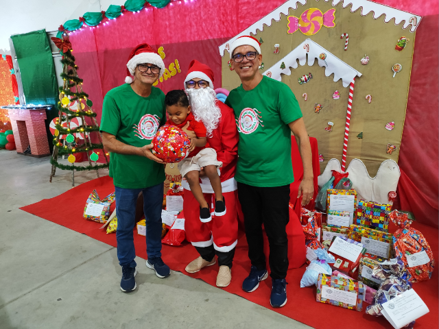 Magia do Natal: Correios e Prefeitura de Alhandra realizam sonho de crianças com o Papai Noel dos Correios
