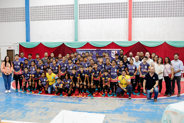 Novos Uniformes do Projeto Show de Bola São Entregues em Alhandra!