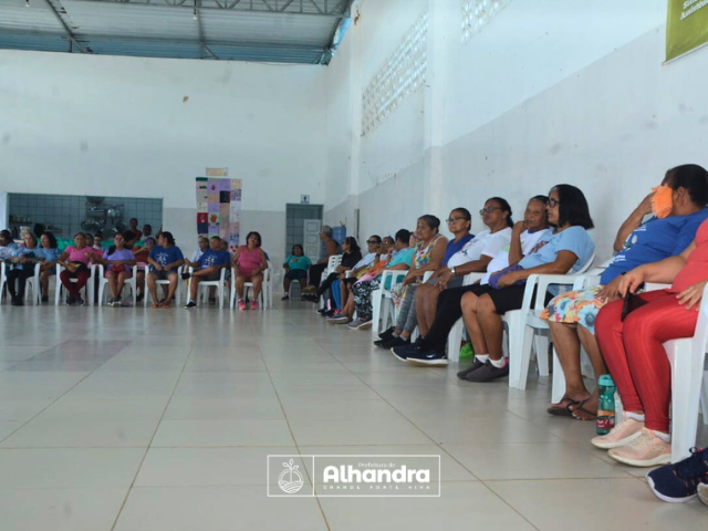 Junho Violeta: CREAS e Conselho do Idoso realizam palestra sobre o Combate à Violência contra a Pessoa Idosa no SCFV em Alhandra
