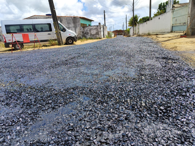 Prefeitura de Alhandra leva mais qualidade de vida e mobilidade com pavimentação em TSD nos bairros Belo Jardim e Novo Monte 