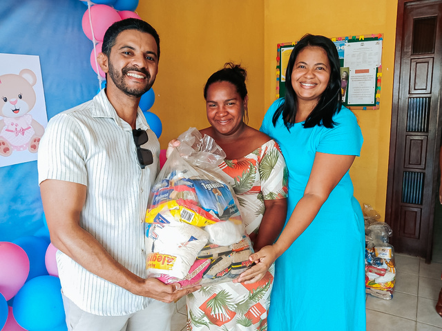Gestantes acompanhadas pelo CRAS recebem enxovais e apoio alimentar da Prefeitura de Alhandra 