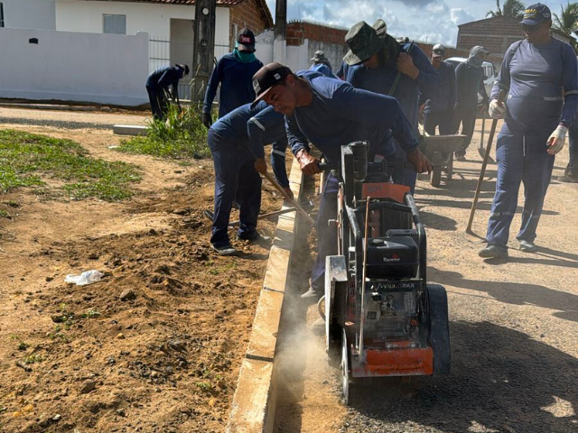 Prefeitura de Alhandra realiza serviços de meio-fio e sarjeta em ruas pavimentadas com TSD
