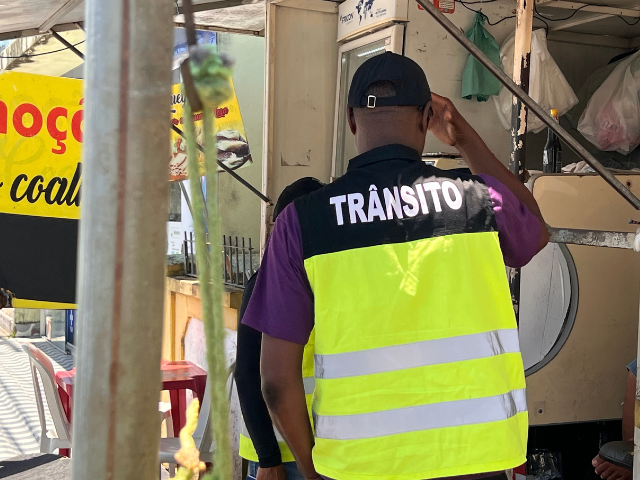 SMTRAN realiza ação educativa sobre uso adequado da via pública no Centro da cidade de Alhandra
