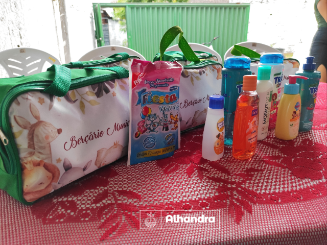 Prefeitura de Alhandra distribui kits de higiene pessoal para crianças matriculadas no berçário municipal; mães receberam os materiais nesta segunda