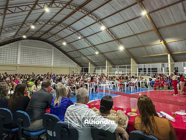 Noite de homenagem às mães da Escola Municipal Professora Zélia Correia do Ó encanta convidadas, em Alhandra