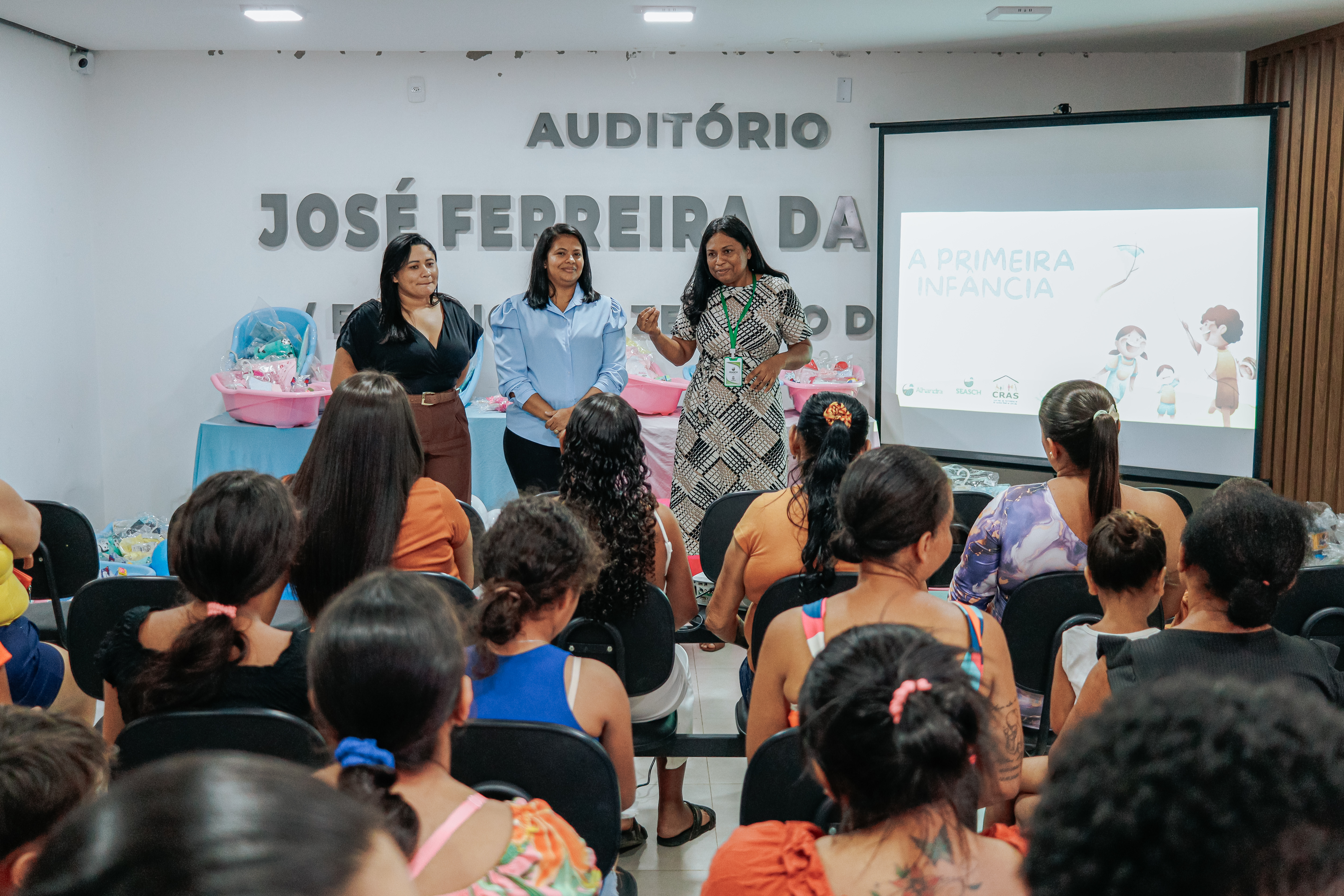 Gestantes de Alhandra são acolhidas em ação da Prefeitura com entrega de enxovais e cestas básicas
