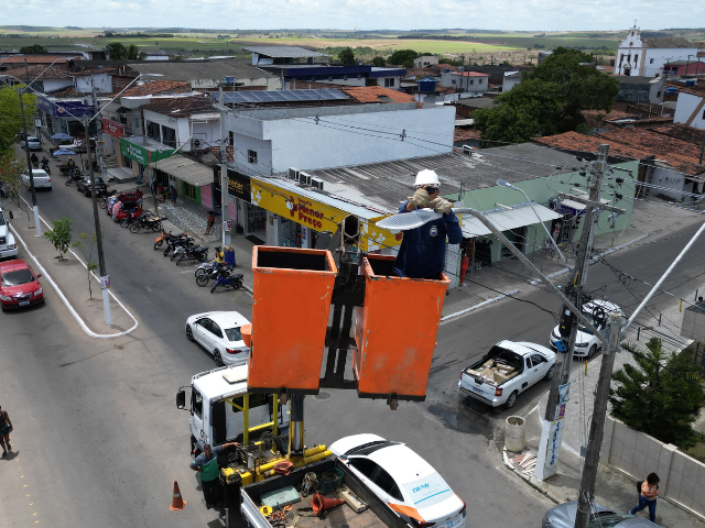 Prefeitura de Alhandra realiza manutenção de luminárias com problemas técnicos para reforçar segurança e bem-estar da população
