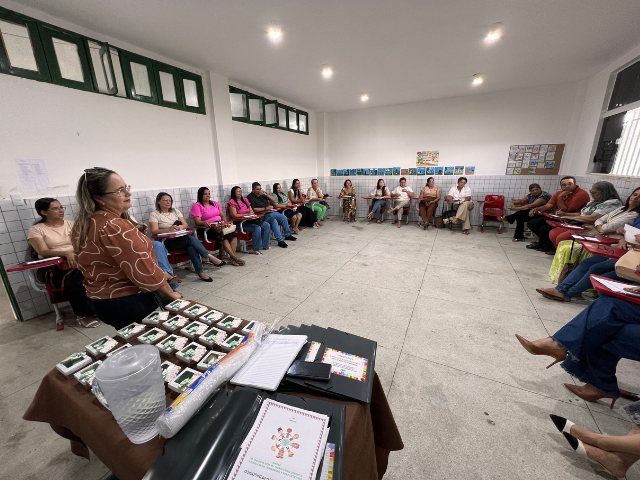 Supervisores da Rede Municipal de Educação participam de reunião de planejamento para o ano letivo de 2025 em Alhandra
