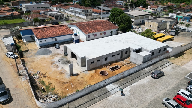 Prefeito Marcelo Rodrigues vistoria obras em escola, campo society e pronto atendimento e destaca importância das ações para Alhandra