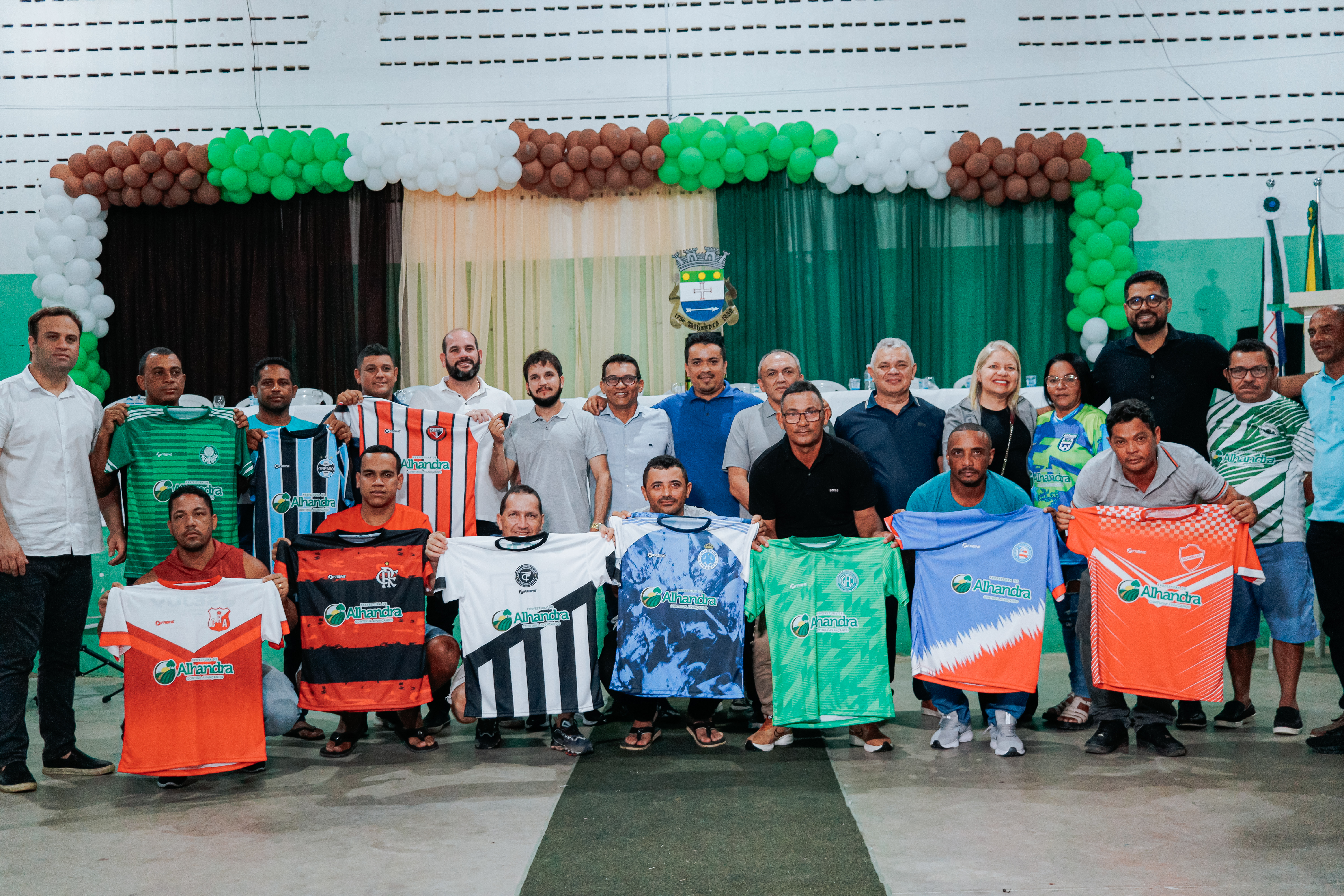 Alhandrão 2025 tem cerimônia de abertura com homenagens, sorteio de grupos e entrega de uniformes às equipes participantes